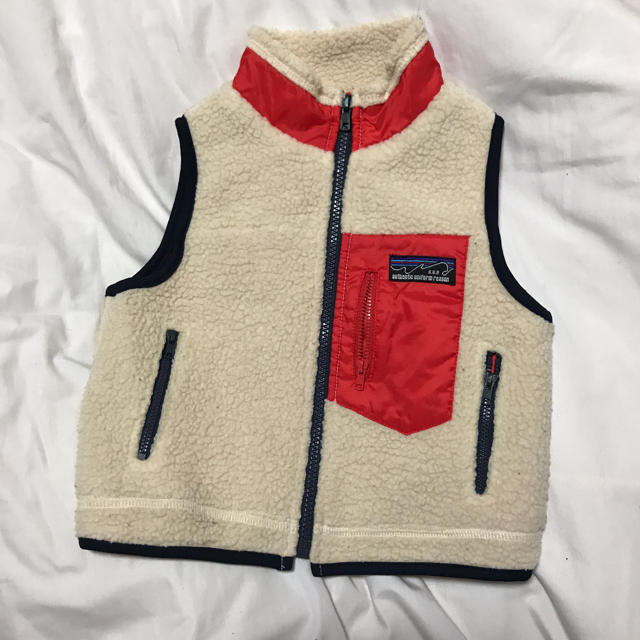 patagonia(パタゴニア)のボアベスト キッズ/ベビー/マタニティのキッズ服男の子用(90cm~)(ジャケット/上着)の商品写真