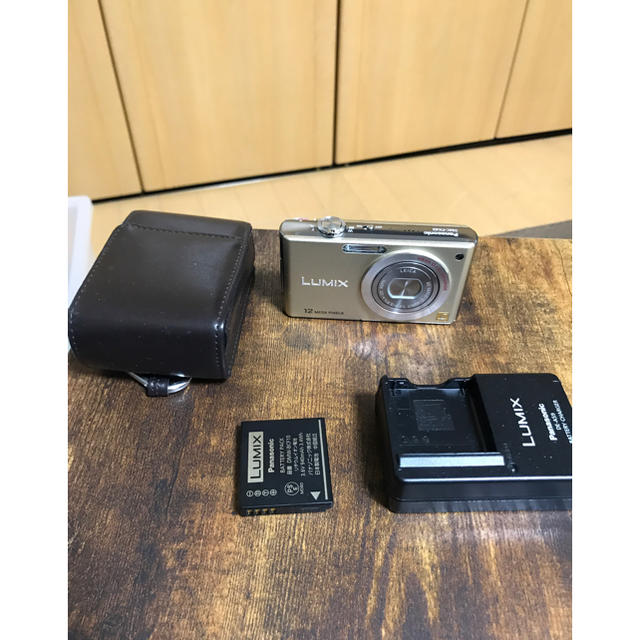 Panasonic(パナソニック)のパナソニック コンパクト デジタルカメラ 充電器セット DMC-FX40 スマホ/家電/カメラのカメラ(コンパクトデジタルカメラ)の商品写真