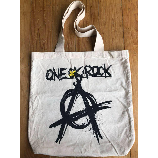 ONE OK ROCK(ワンオクロック)のONE OK ROCKトートバッグ白 エンタメ/ホビーのタレントグッズ(ミュージシャン)の商品写真