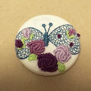 ミナペルホネン(mina perhonen)のミナペルホネン choucho お花の刺繍 くるみボタン ハンドメイド(ヘアアクセサリー)