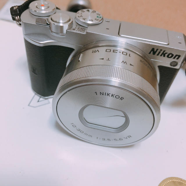 [美品] 即日発送！ Nikon j5 ダブルレンズキットカメラ
