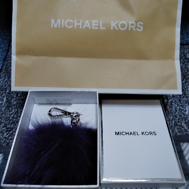 Michael Kors(マイケルコース)の再値下げ★送料無料★MICHAEL KORS★箱付フワフワチャーム★薄紫♪ レディースのアクセサリー(チャーム)の商品写真