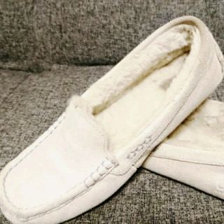 アグ(UGG)のUGG アグ アンスレー  ムートンモカシン ホワイト　ソールはベイビーブルー(スリッポン/モカシン)