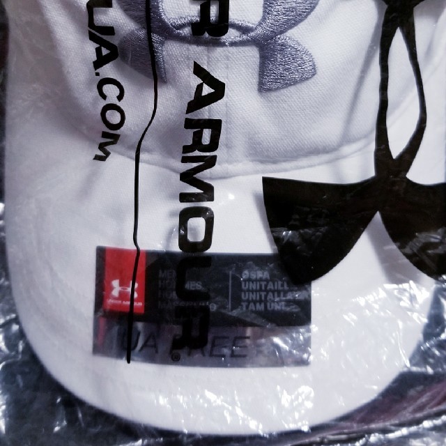 UNDER ARMOUR(アンダーアーマー)のキャップ　ホワイト メンズの帽子(キャップ)の商品写真