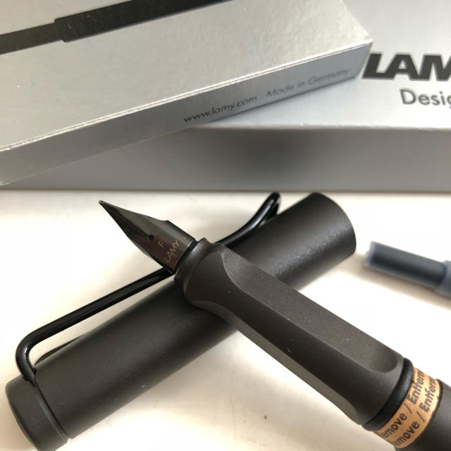 LAMY(ラミー)のLAMY 万年筆 サファリ 新品未使用箱入り インテリア/住まい/日用品の文房具(ペン/マーカー)の商品写真