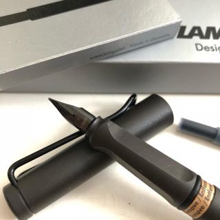 ラミー(LAMY)のLAMY 万年筆 サファリ 新品未使用箱入り(ペン/マーカー)