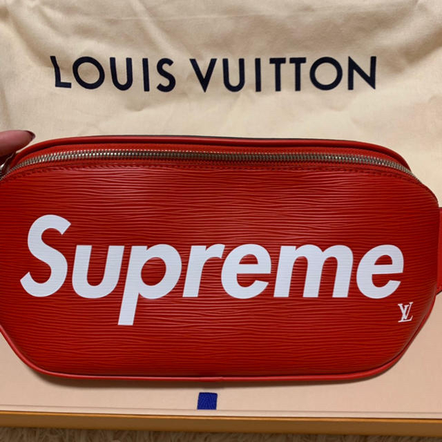 LOUIS VUITTON(ルイヴィトン)のLouis Vuitton x Supreme エピ ボディバッグ メンズのバッグ(ボディーバッグ)の商品写真