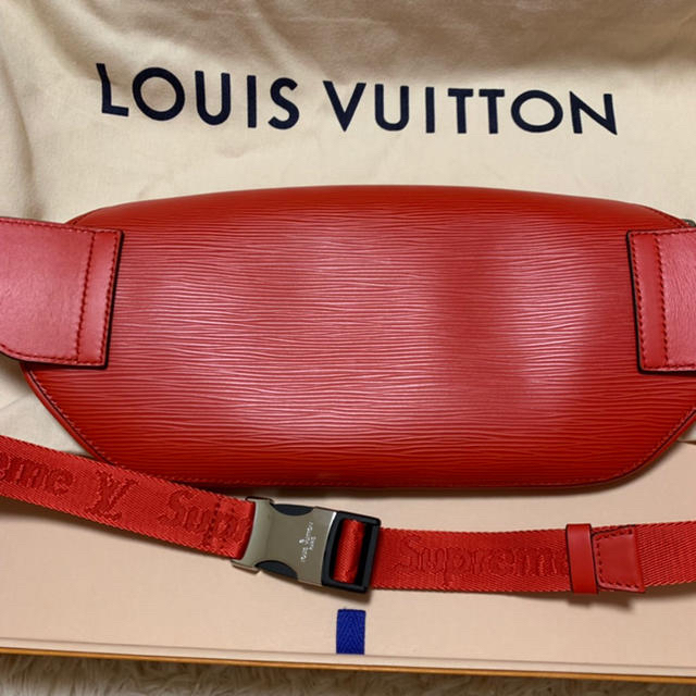 LOUIS VUITTON(ルイヴィトン)のLouis Vuitton x Supreme エピ ボディバッグ メンズのバッグ(ボディーバッグ)の商品写真