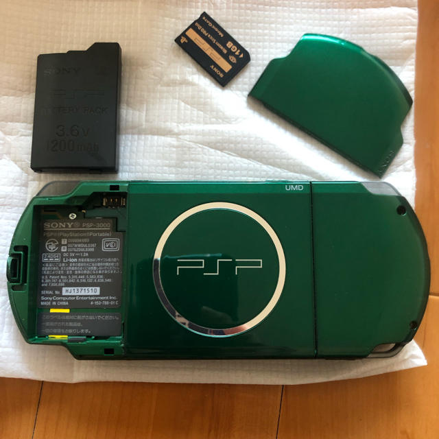 PlayStation Portable(プレイステーションポータブル)のPSP-3000 メモリースティック1GB付き エンタメ/ホビーのゲームソフト/ゲーム機本体(携帯用ゲーム機本体)の商品写真