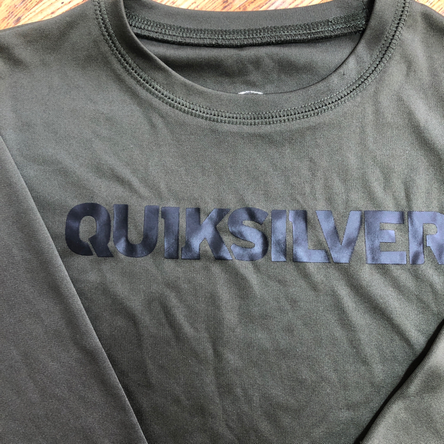 QUIKSILVER(クイックシルバー)のラッシュガード1０0サイズクイックシルバー キッズ/ベビー/マタニティのキッズ服男の子用(90cm~)(水着)の商品写真