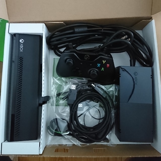 Xbox(エックスボックス)の年始特価！美品 xbox one + kinect + 2ソフト エンタメ/ホビーのゲームソフト/ゲーム機本体(家庭用ゲーム機本体)の商品写真