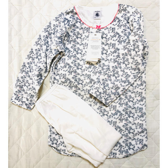 PETIT BATEAU(プチバトー)の新品  プチバトー ベロアプリントチュニックパジャマ 4A キッズ/ベビー/マタニティのキッズ服女の子用(90cm~)(パジャマ)の商品写真