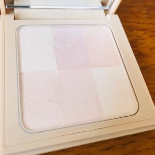 ボビイブラウン(BOBBI BROWN)のボビィブラウン ヌードフィニッシュイルミネイティングパウダー 01ポーセリン(フェイスパウダー)