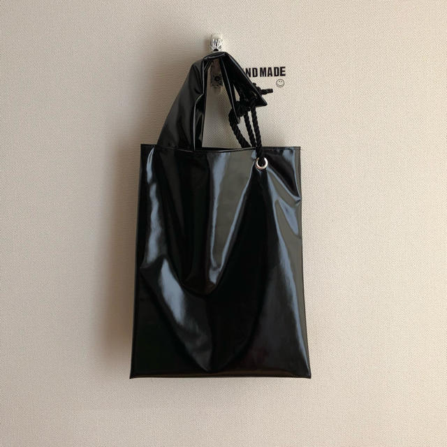 ハンドメイド  エナメル手提げバッグ  ブラック ハンドメイドのファッション小物(バッグ)の商品写真