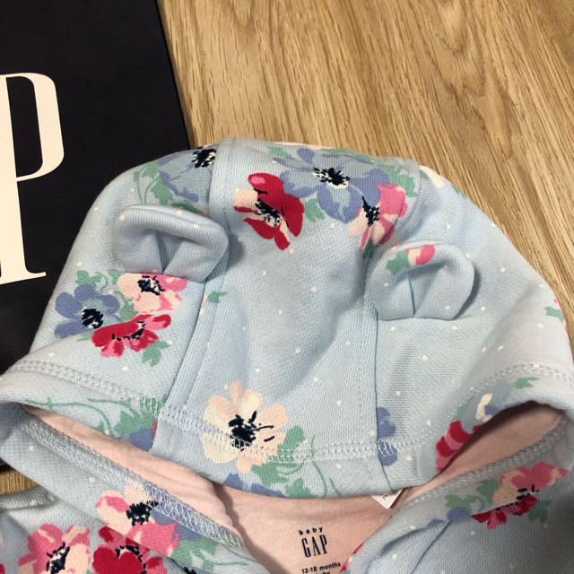 babyGAP(ベビーギャップ)のベビーギャップ 花柄 パーカー 水色 裏起毛 90 キッズ/ベビー/マタニティのキッズ服女の子用(90cm~)(カーディガン)の商品写真