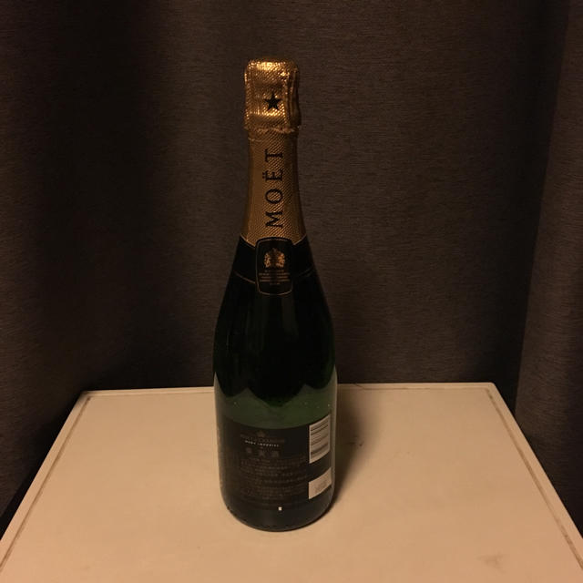 MOËT & CHANDON(モエエシャンドン)のモエシャンドン 750ml 限定ラベル 新品未開封 ヴーヴクリコ モエ200ml 食品/飲料/酒の酒(シャンパン/スパークリングワイン)の商品写真