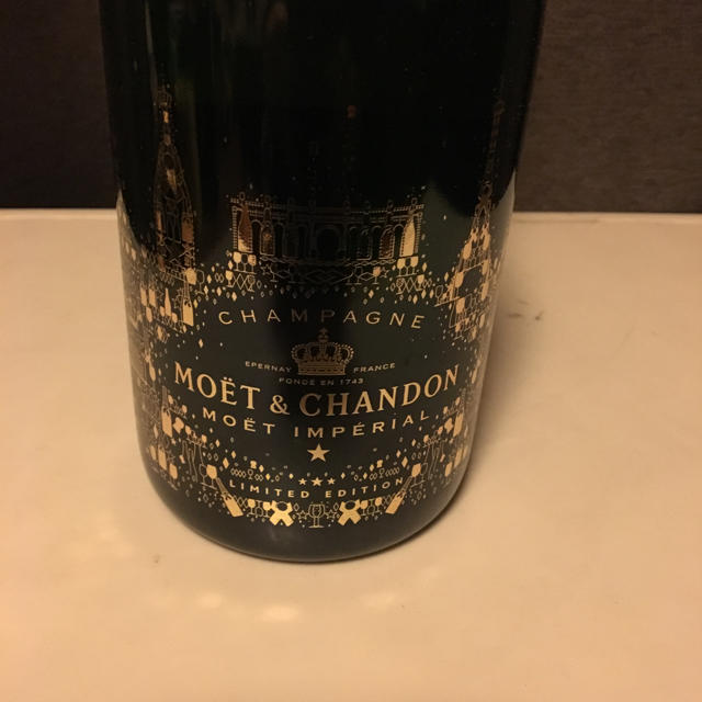 MOËT & CHANDON(モエエシャンドン)のモエシャンドン 750ml 限定ラベル 新品未開封 ヴーヴクリコ モエ200ml 食品/飲料/酒の酒(シャンパン/スパークリングワイン)の商品写真