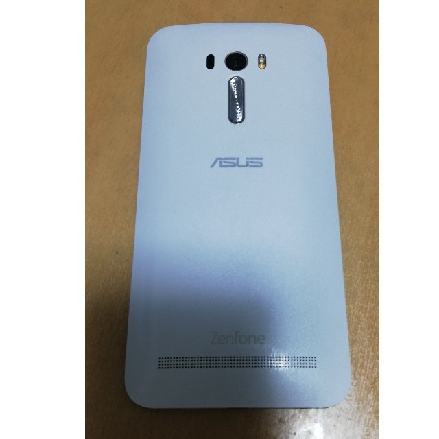 SIMフリー5インチ ZenFone2Laser[16G] ホワイト美品 スマホ/家電/カメラのスマートフォン/携帯電話(スマートフォン本体)の商品写真