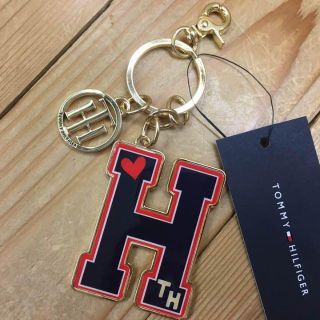 トミーヒルフィガー(TOMMY HILFIGER)の新品★トミー★大きめタイプ！刻印入りプレートキーホルダー/ゴールド(キーホルダー)