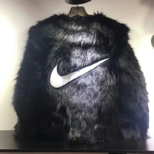 NIKE(ナイキ)のナイキ アンブッシュ NIKE ambush レディースのジャケット/アウター(毛皮/ファーコート)の商品写真