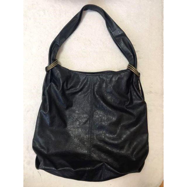 BLACK by moussy(ブラックバイマウジー)のブラックバイマウジー　合皮　フェイクレザー　バッグ　黒 レディースのバッグ(ショルダーバッグ)の商品写真