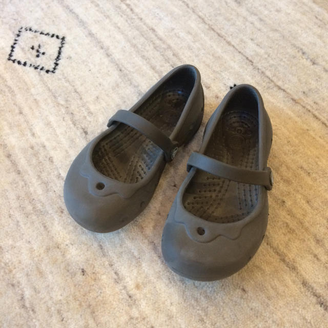 crocs(クロックス)のクロックス キッズ アリス 8-9 ブラウン色  キッズ/ベビー/マタニティのキッズ靴/シューズ(15cm~)(サンダル)の商品写真