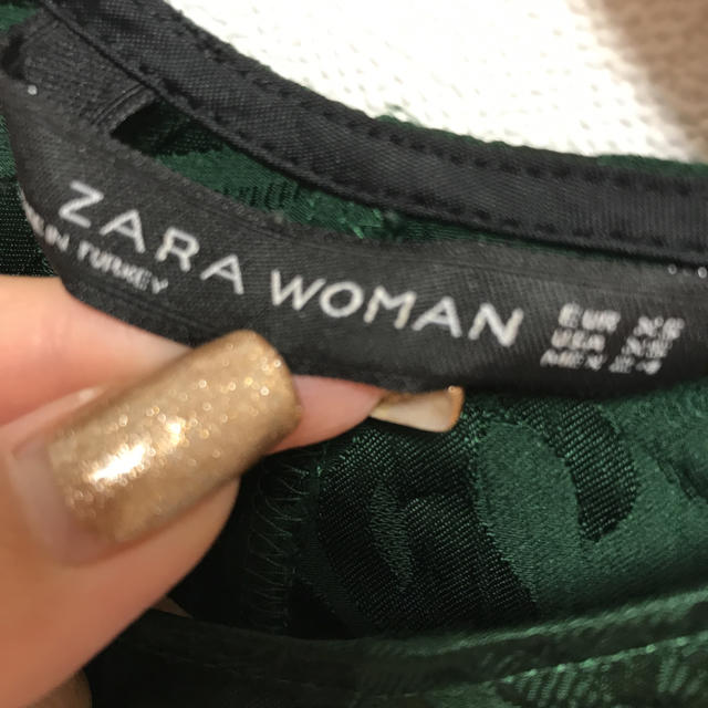 ZARA(ザラ)のZARA前結びグリーントップス レディースのトップス(シャツ/ブラウス(長袖/七分))の商品写真