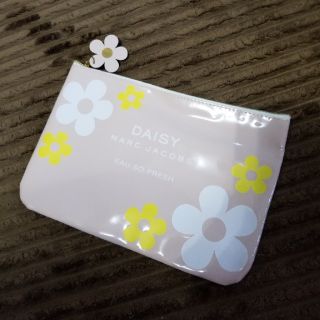 マークジェイコブス(MARC JACOBS)のDAISY  MARC JACOBS エナメルポーチ(ポーチ)