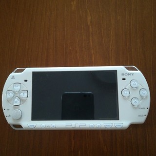 プレイステーションポータブル(PlayStation Portable)のPSP ホワイト　型番2000　バッテリー無し(携帯用ゲーム機本体)