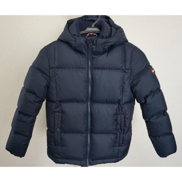 TOMMY HILFIGER(トミーヒルフィガー)のTOMMY HILFIGERネイビーダウン128 キッズ/ベビー/マタニティのキッズ服男の子用(90cm~)(ジャケット/上着)の商品写真