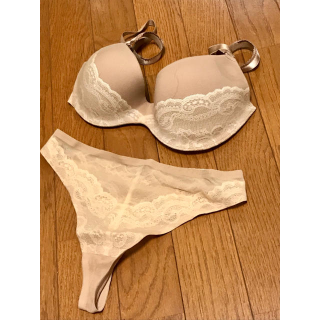 LA PERLA(ラペルラ)のAubade オーバドゥ 美しいレースの ブラジャー&ショーツ タンガ レディースの下着/アンダーウェア(ブラ&ショーツセット)の商品写真