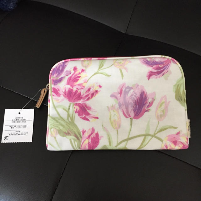 LAURA ASHLEY(ローラアシュレイ)の【新品】ローラ アシュレイ フラットポーチ レディースのファッション小物(ポーチ)の商品写真