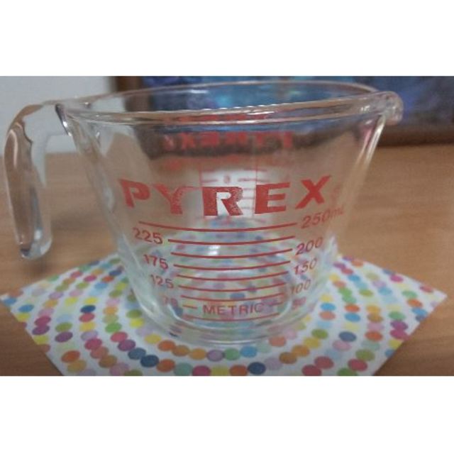 Pyrex(パイレックス)のパイレックス製　計量カップ　２５０ｍｌ インテリア/住まい/日用品のキッチン/食器(調理道具/製菓道具)の商品写真