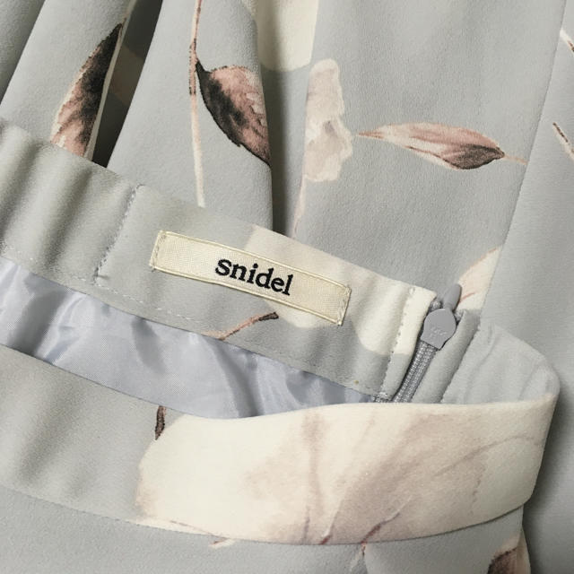 SNIDEL(スナイデル)のsnidel 花柄スカート レディースのスカート(ひざ丈スカート)の商品写真