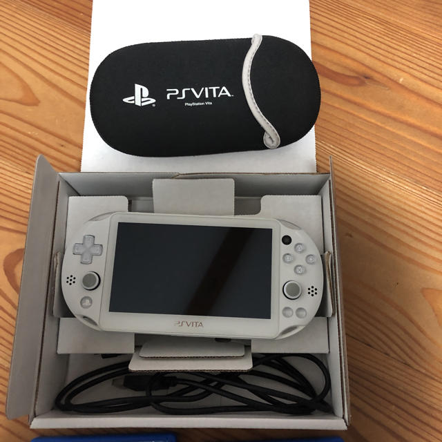 PlayStation Vita(プレイステーションヴィータ)のPSVita 白 ソフト付き エンタメ/ホビーのゲームソフト/ゲーム機本体(携帯用ゲーム機本体)の商品写真