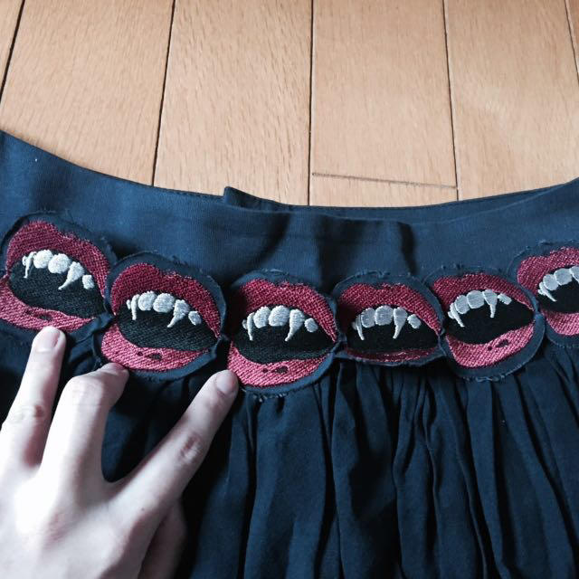 UNDERCOVER(アンダーカバー)のUnder cover 唇刺繍 ネイビー レディースのスカート(ひざ丈スカート)の商品写真