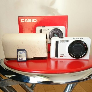 カシオ(CASIO)のCASIO EXILIM ZR-300 ホワイト＊SDカード2GB&レザーケース(コンパクトデジタルカメラ)
