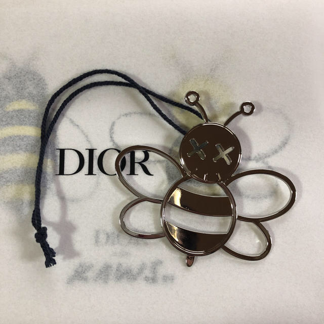 Dior(ディオール)のDIOR×KAWS非売品チャーム！ポストカードセット売り‼︎ レディースのアクセサリー(チャーム)の商品写真