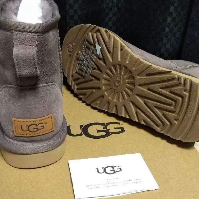UGG(アグ)のNANAKO様専用【新品】UGGクラシックミニブーツ（ストーミーグレー24cm） レディースの靴/シューズ(ブーツ)の商品写真