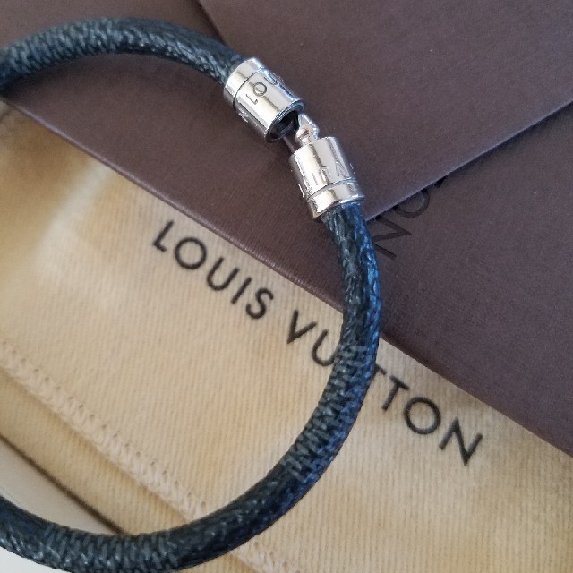 LOUIS VUITTON(ルイヴィトン)のルイヴィトン　キープイット　ブレスレット　ダミエグラフィット　 メンズのアクセサリー(ブレスレット)の商品写真