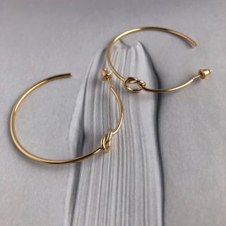 ミラオーウェン(Mila Owen)のknot hoop earring GOLD(ピアス)