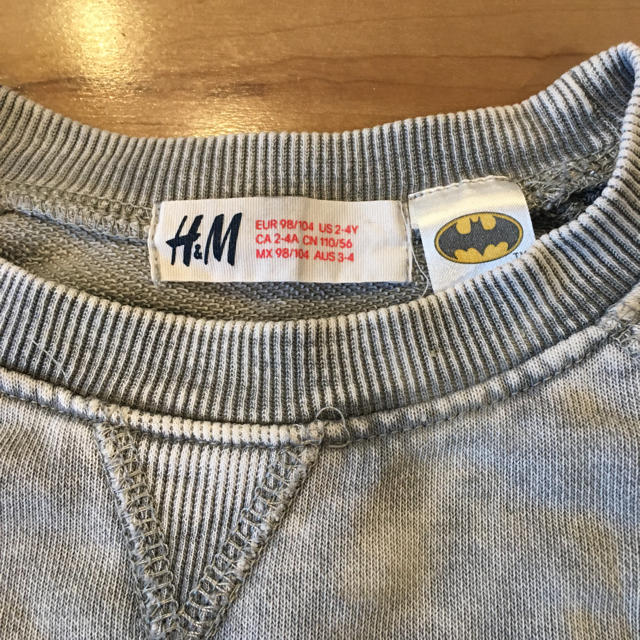 H&M(エイチアンドエム)のH&M バットマン スウェット トレーナー 110 キッズ/ベビー/マタニティのキッズ服男の子用(90cm~)(Tシャツ/カットソー)の商品写真