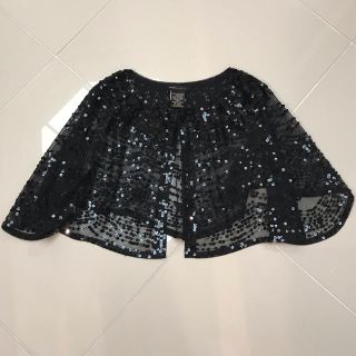 ビーシービージーマックスアズリア(BCBGMAXAZRIA)の新品未使用❣️BCBG スパンコール ケープ ストール(ストール/パシュミナ)