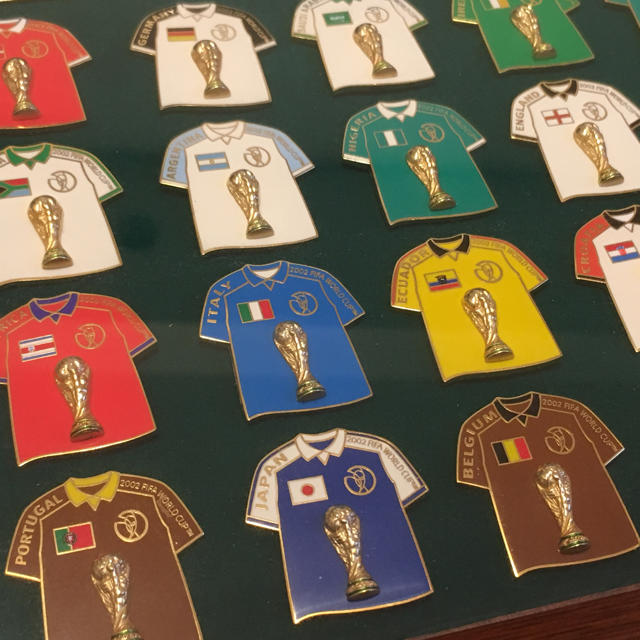 【非売品・美品】2002W杯 ピンバッチセット スポーツ/アウトドアのサッカー/フットサル(記念品/関連グッズ)の商品写真