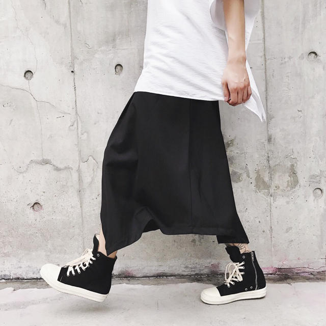 ❤️限定モデル❤️袴パンツ　ブラック　黒 サルエルパンツ　ガウチョパンツ メンズのパンツ(サルエルパンツ)の商品写真