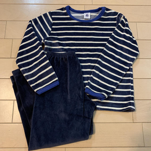 PETIT BATEAU(プチバトー)のプチバトー ベロアボーダーパジャマ 110 キッズ/ベビー/マタニティのキッズ服男の子用(90cm~)(パジャマ)の商品写真