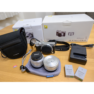 Nikon1 J5 ダブルレンズキット ※カメラの持ち運びに便利なおまけ付-