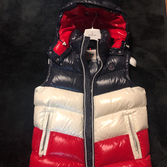 MONCLER(モンクレール)のモンクレール   キス   ダウンジャケット   ベスト メンズのジャケット/アウター(ダウンベスト)の商品写真