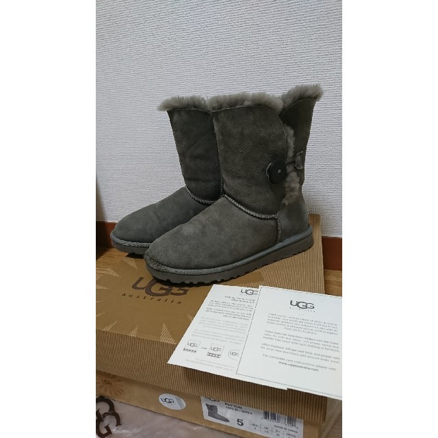 UGG(アグ)の専用/難あり！UGGｵｰｽﾄﾗﾘｱ/W BAILEY BUTTON/GRAY 5 レディースの靴/シューズ(ブーツ)の商品写真