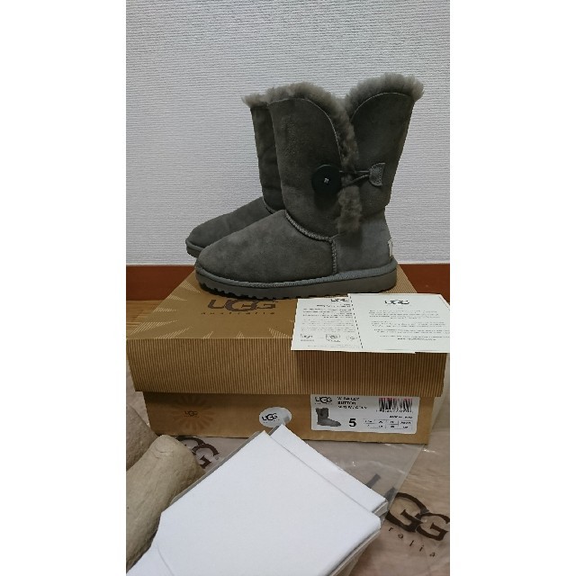 UGG(アグ)の専用/難あり！UGGｵｰｽﾄﾗﾘｱ/W BAILEY BUTTON/GRAY 5 レディースの靴/シューズ(ブーツ)の商品写真